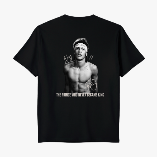 Camiseta com estampa frontal de uma pequena assinatura estilizada no peito e estampa traseira de uma foto em preto e branco de um jovem com faixa na cabeça e assinaturas.
