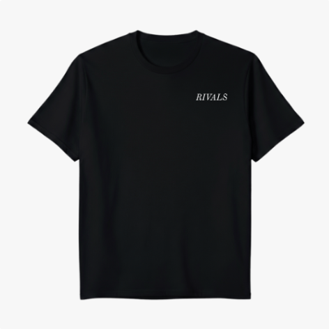 Camiseta com estampa frontal de "RIVALS" em letras pequenas e estampa traseira de duas pessoas, texto motivacional e repetição grande da palavra "RIVALS".