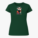 Camiseta com estampa frontal de panda estilizado, vestindo roupa clássica e chapéu, sobre fundo geométrico abstrato contrastante.