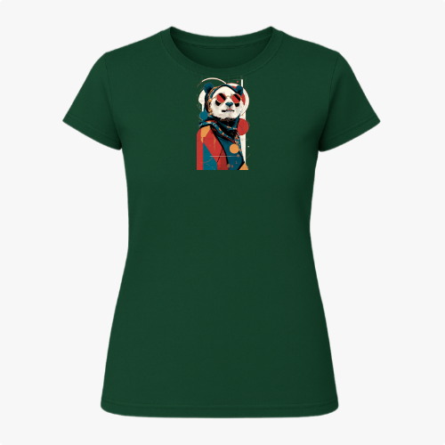 Camiseta com estampa frontal de panda estilizado, vestindo roupa clássica e chapéu, sobre fundo geométrico abstrato contrastante.