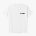 Camiseta com estampa frontal de texto "Pitangui Beach" e estampa traseira de paisagem litorânea com buggy azul, casal dentro, palmeira e céu claro.