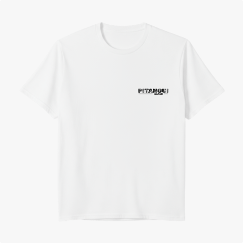 Camiseta com estampa frontal de texto "Pitangui Beach" e estampa traseira de paisagem litorânea com buggy azul, casal dentro, palmeira e céu claro.
