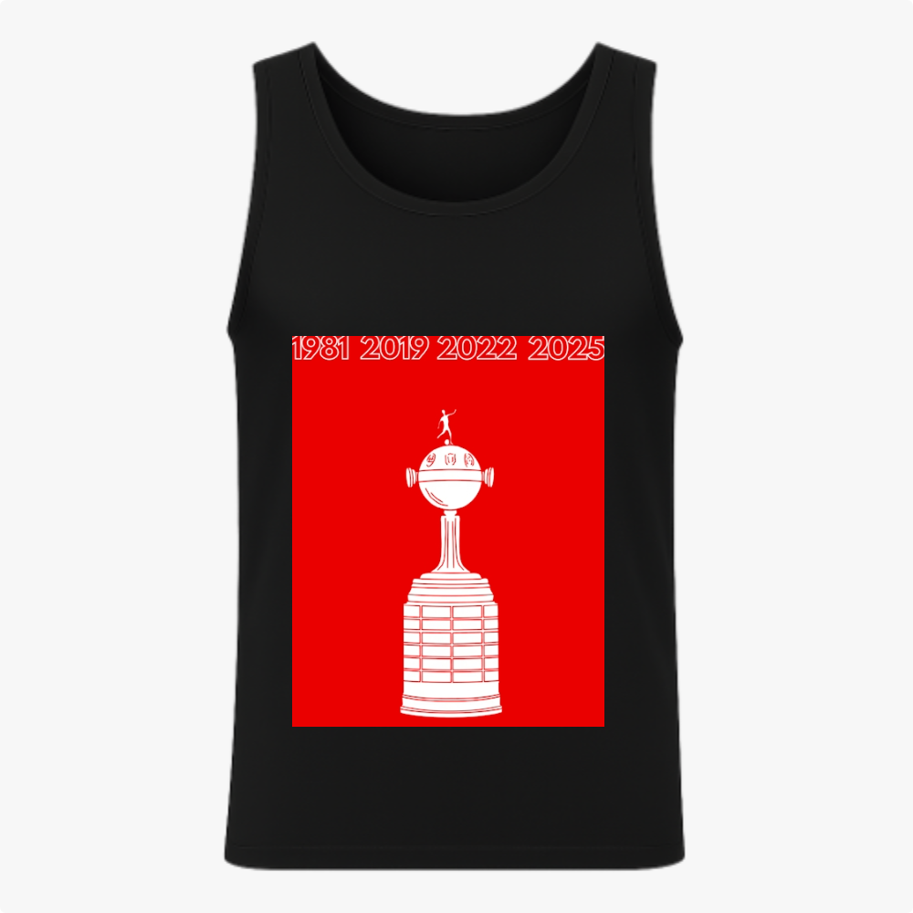 Regata com estampa frontal de um troféu estilizado sob fundo vermelho, com os anos 1981, 2019, 2022 e 2025 destacados na parte superior.