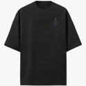 Camiseta com estampa frontal de pequeno símbolo estilizado com detalhes verticais e caracteres, e estampa traseira de figura poderosa segurando objeto circular.