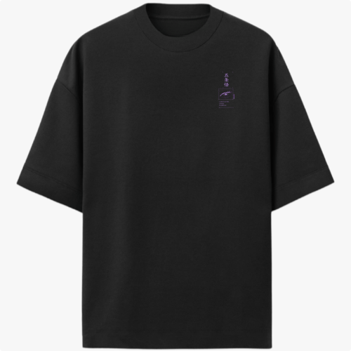 Camiseta com estampa frontal de pequeno símbolo estilizado com detalhes verticais e caracteres, e estampa traseira de figura poderosa segurando objeto circular.
