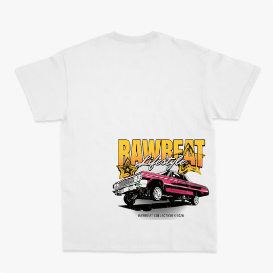 Camiseta com estampa traseira de carro clássico em movimento, adornado por estrelas e texto estilizado "RAWBEAT Lifestyle", com assinatura da coleção.