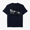 Camiseta com estampa frontal de texto "RIVALS" no lado esquerdo superior e estampa traseira de carro de corrida com sobreposição de texto "RIVALS".