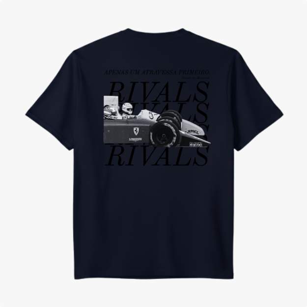 Camiseta com estampa frontal de texto "RIVALS" no lado esquerdo superior e estampa traseira de carro de corrida com sobreposição de texto "RIVALS".