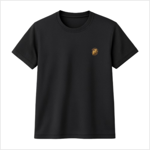 Camiseta com estampa frontal de um leão estilizado minimalista localizado no lado esquerdo do peito, com detalhes finos em estilo artístico.