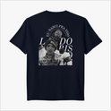 Camiseta com estampa frontal de número "1" pequeno no peito e estampa traseira de foto de esportista em capacete, com textos trazendo: "EU NASCI PRA ISSO".