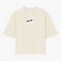 Camiseta com estampa frontal de carro estilizado e texto "MADARA" e estampa traseira de personagem de armadura vermelha com texto em caracteres japoneses.