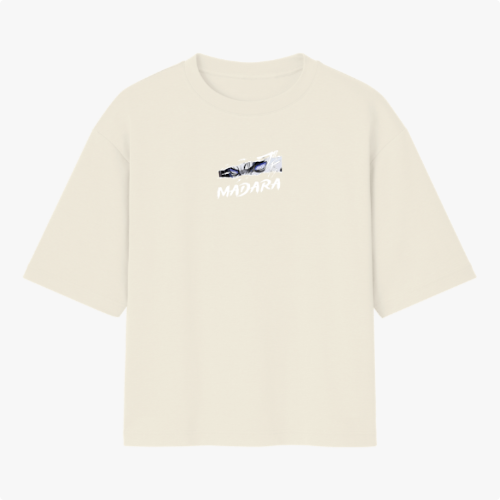 Camiseta com estampa frontal de carro estilizado e texto "MADARA" e estampa traseira de personagem de armadura vermelha com texto em caracteres japoneses.