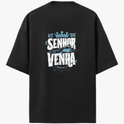 Camiseta com estampa frontal de texto cursivo "Verbo" e estampa traseira de coroa, montanhas, estrela e frases expressivas em texto impactante.