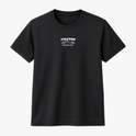 Camiseta com estampa frontal de texto tridimensional "IRON DISCIPLINE" em estilo metálico, realçando um design robusto e moderno.