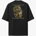Camiseta com estampa frontal de brasão decorativo ao lado da palavra "LEGIO" e estampa traseira de soldado armado acompanhado de frase inspiradora acima e abaixo.