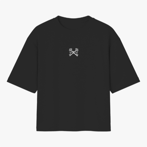 Camiseta com estampa frontal de duas chaves cruzadas estilizadas e estampa traseira de mão segurando chave com texto "Abre Caminho, o sentinela está na porta".
