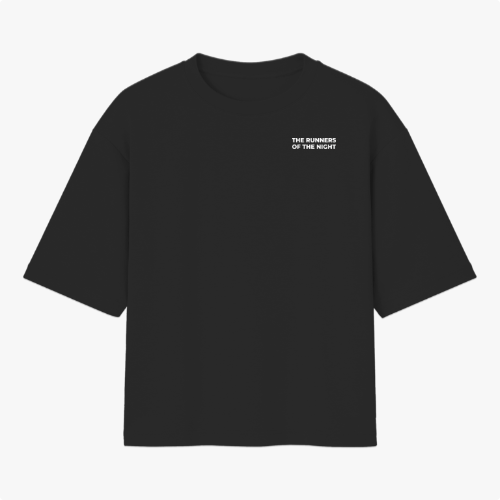 Camiseta com estampa frontal de "THE RUNNERS OF THE NIGHT" no canto superior e estampa traseira com mesma frase acompanhada de barra e "ROWKER CLUB".
