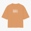 Camiseta com estampa frontal de três repetições da palavra "CÓSMICO" em alinhamento vertical, utilizando um contorno detalhado.