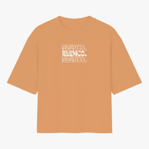 Camiseta com estampa frontal de três repetições da palavra "CÓSMICO" em alinhamento vertical, utilizando um contorno detalhado.
