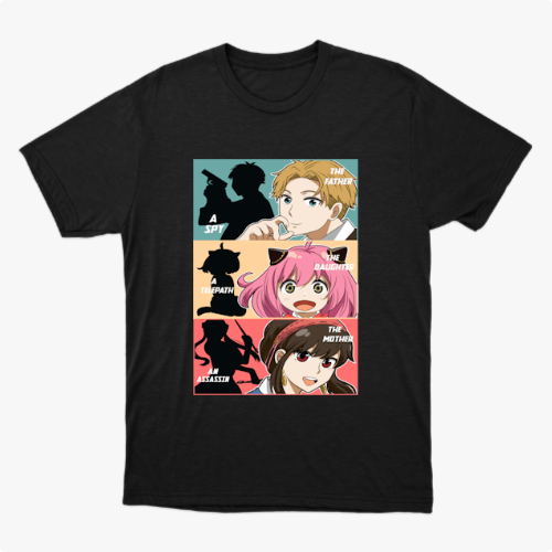 Camiseta com estampa frontal de três painéis mostrando silhuetas e personagens, com textos: "A Spy", "The Father", "Telepath", "The Daughter", "An Assassin", "The Mother".