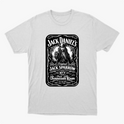 Camiseta com estampa frontal de rótulo estilizado contendo ilustração de pirata e textos variados em estilo clássico, imitando uma famosa marca de bebida.