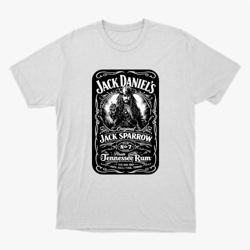Camiseta com estampa frontal de rótulo estilizado contendo ilustração de pirata e textos variados em estilo clássico, imitando uma famosa marca de bebida.