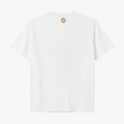Camiseta com estampa frontal de texto em quatro linhas: "LATINA, BRASILEIRA, FORROZEIRA, RESISTÊNCIA" e estampa traseira de pequeno espiral centralizado.