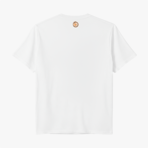 Camiseta com estampa frontal de texto em quatro linhas: "LATINA, BRASILEIRA, FORROZEIRA, RESISTÊNCIA" e estampa traseira de pequeno espiral centralizado.