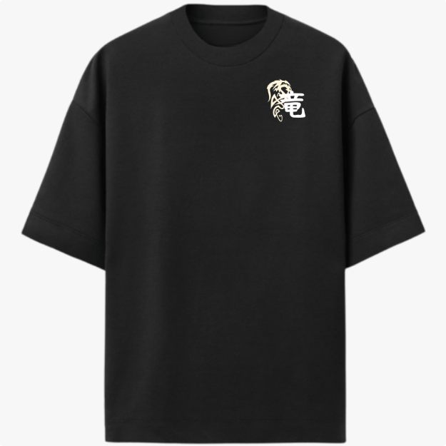 Camiseta com estampa frontal de símbolo oriental e dragão minimalista e estampa traseira de dragão ornamentado com detalhes tribais e texto vertical.