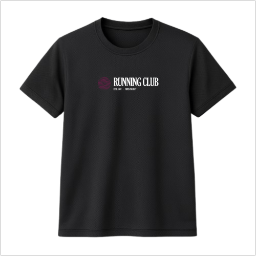 Camiseta com estampa frontal de logotipo circular com um desenho ao lado do texto "RUNNING CLUB" e as palavras menores "EST. 2023" e "MOVE SMART".