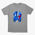 Camiseta com estampa frontal de duas figuras de perfil, uma com cachecol, enquadradas por um emblema, com silhuetas de várias pessoas ao fundo.