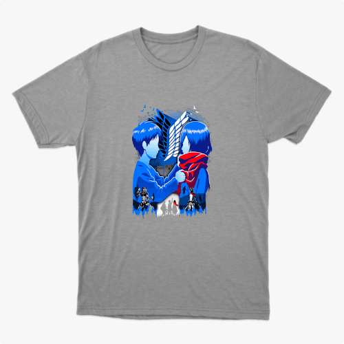 Camiseta com estampa frontal de duas figuras de perfil, uma com cachecol, enquadradas por um emblema, com silhuetas de várias pessoas ao fundo.