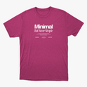 Camiseta com estampa frontal de texto "Minimal But Never Simple" seguido de subtitulos sobre construção, sistemas, execução e disciplina.