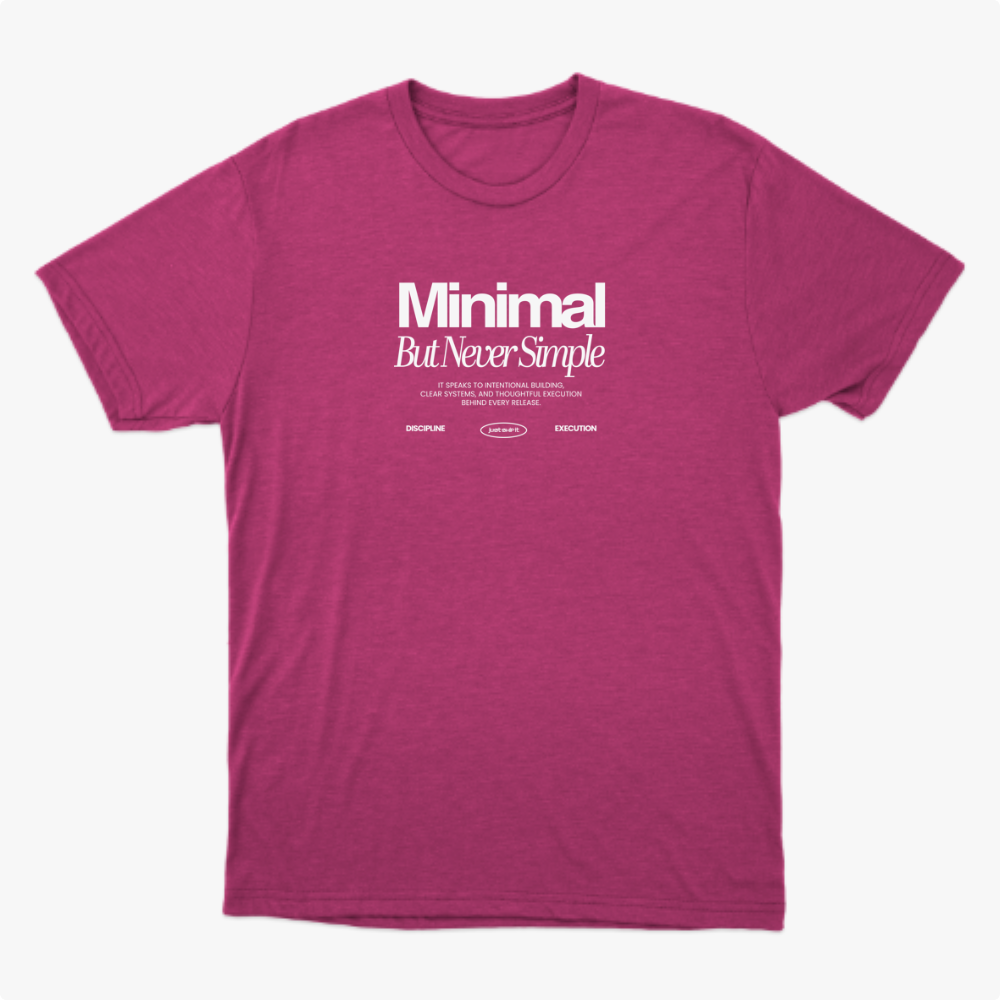 Camiseta com estampa frontal de texto "Minimal But Never Simple" seguido de subtitulos sobre construção, sistemas, execução e disciplina.