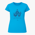 Camiseta com estampa frontal de três corações entrelaçados com símbolos religiosos e texto abaixo "Jesus, Maria e José", acompanhados de desenhos detalhados.