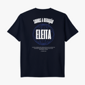 Camiseta com estampa frontal de cruz vertical com detalhes finos e estampa traseira com frase "SOMOS A GERAÇÃO ELEITA", globo de linhas e citação bíblica.