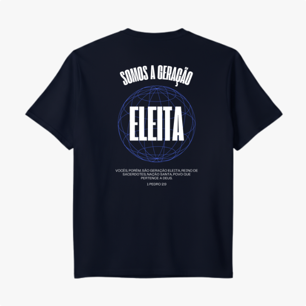 Camiseta com estampa frontal de cruz vertical com detalhes finos e estampa traseira com frase "SOMOS A GERAÇÃO ELEITA", globo de linhas e citação bíblica.