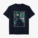 Camiseta com estampa frontal de personagem de mangá em posição dinâmica com texto decorativo ao fundo, em estilo de quadrinhos heroicos.