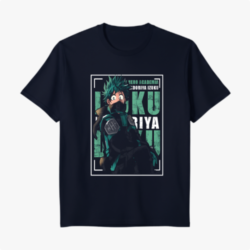 Camiseta com estampa frontal de personagem de mangá em posição dinâmica com texto decorativo ao fundo, em estilo de quadrinhos heroicos.