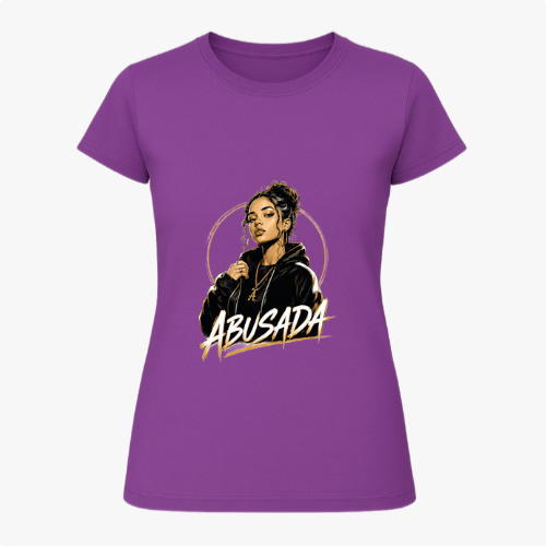 Camiseta com estampa frontal de uma mulher estilizada segurando um microfone, com a palavra "ABUSADA" em destaque logo abaixo da ilustração.