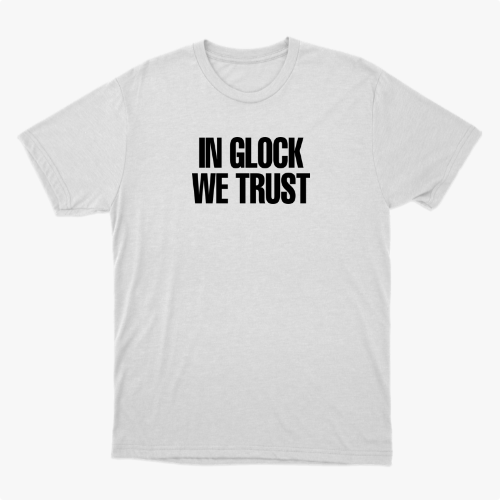 Camiseta com estampa frontal de texto estilizado em caixa alta "IN GLOCK WE TRUST".