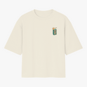 Camiseta com estampa frontal de uma caixa de suco com canudo ao lado de um sol sorridente, agregando um toque divertido e criativo à peça casual.