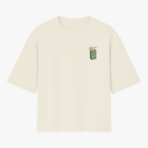 Camiseta com estampa frontal de uma caixa de suco com canudo ao lado de um sol sorridente, agregando um toque divertido e criativo à peça casual.