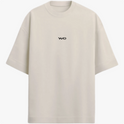 Camiseta com estampa frontal de um texto estilizado centralizado, composto por letras em um design limpo e moderno.