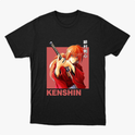 Camiseta com estampa frontal de personagem de anime empunhando uma espada, com cabelo laranja e trajando kimono, sobre fundo destacado, acompanhada por texto.