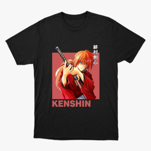 Camiseta com estampa frontal de personagem de anime empunhando uma espada, com cabelo laranja e trajando kimono, sobre fundo destacado, acompanhada por texto.