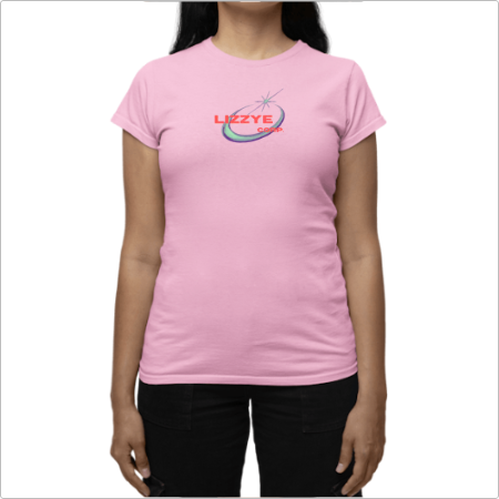 Camiseta com estampa frontal de texto estilizado "Lizzye" acompanhado por um arco colorido e uma estrela brilhante, compondo um visual dinâmico.