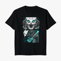 Camiseta com estampa frontal de criatura esquelética de olhos brilhantes segurando uma arma em pose ameaçadora, rodeada por detalhes dinâmicos e fulgurantes.