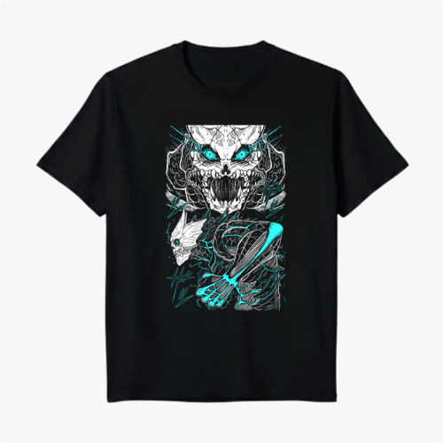 Camiseta com estampa frontal de criatura esquelética de olhos brilhantes segurando uma arma em pose ameaçadora, rodeada por detalhes dinâmicos e fulgurantes.