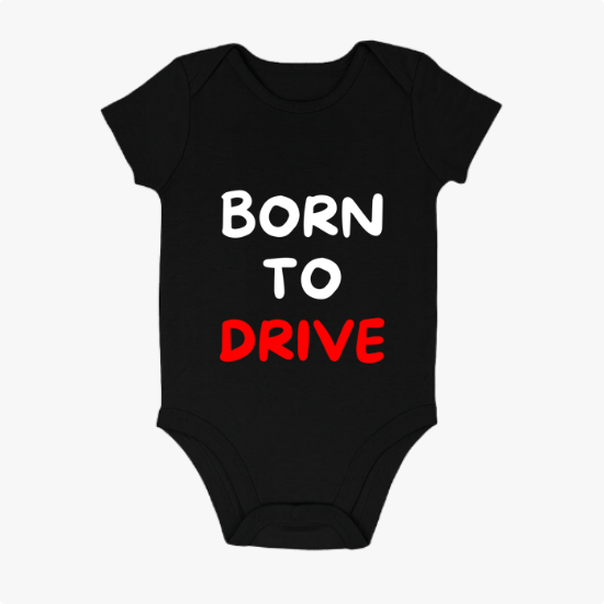 Body com estampa frontal de frase "BORN TO DRIVE" com as palavras "BORN" e "TO" em letras distintas e "DRIVE" em destaque.